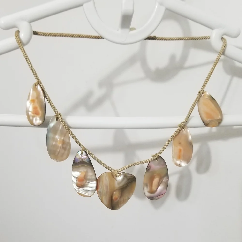 Vtg blistered pearl cord necklace, 1/7 pendants is a heart - Picture 10 of 12